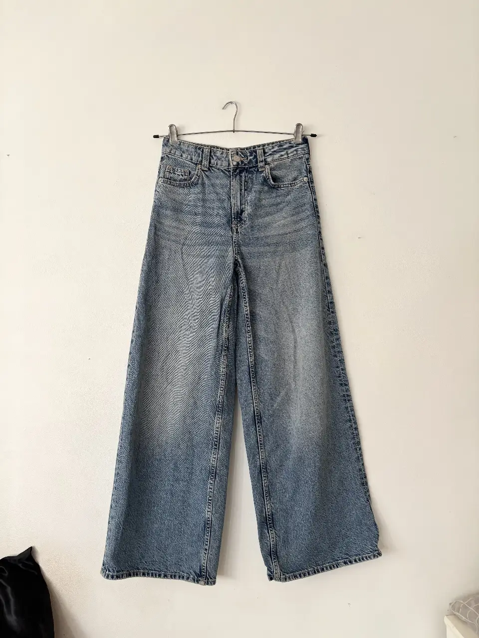 Jean ancho H&M nuevisimo! Poco y nada de uso. Hermosa calidad. Un clásico que queda bien con todo 🫶🏻 Hay medidas en plano en la última foto! 