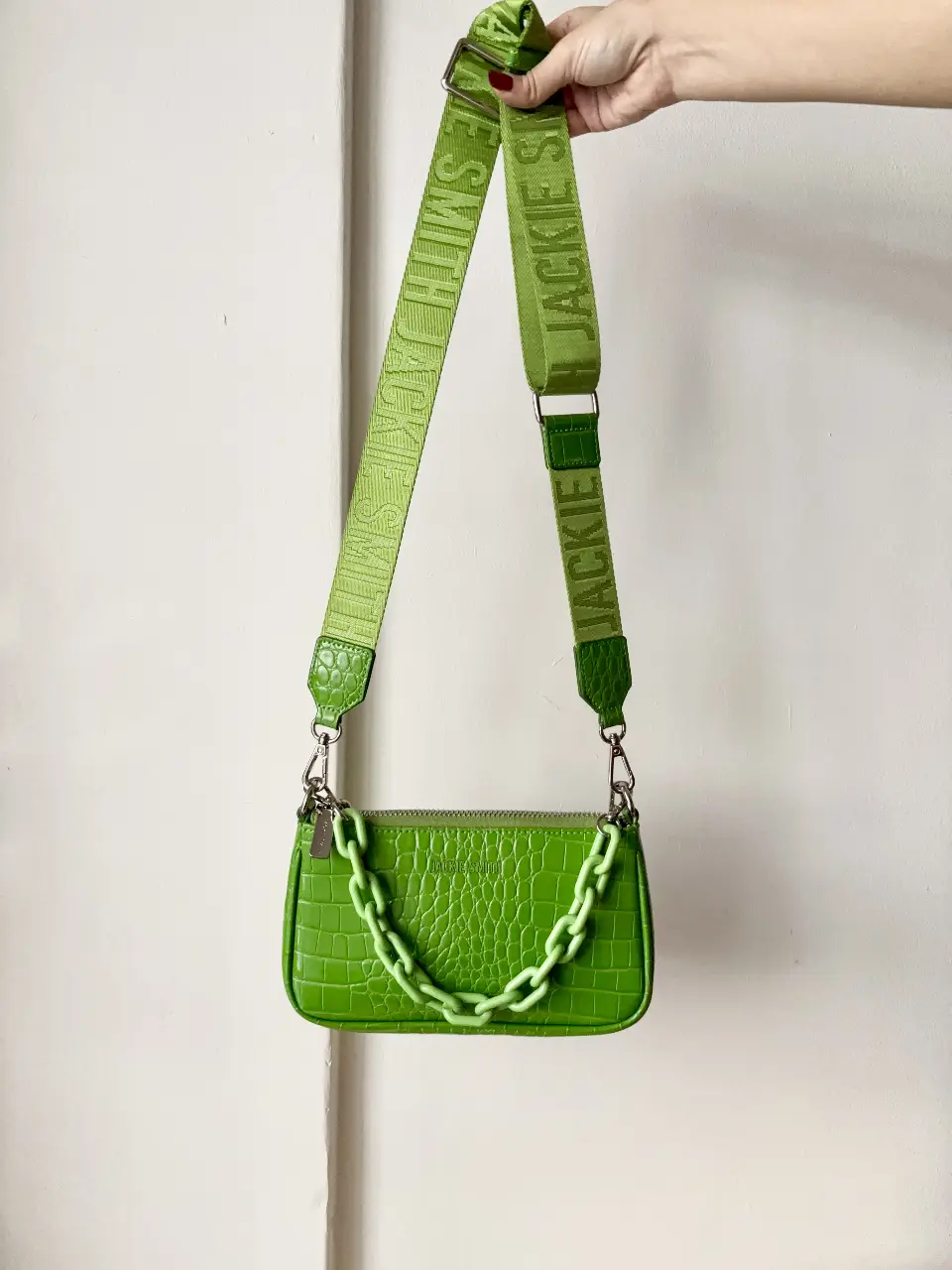 Cartera Jackie Smith modelo Wendy NUEVA💚 color imposible de conseguir, super oportunidad! Podes usarla como minibag o bandolera. Incluye strap y cadena acrilica! Esta impecable, incluido los herrajes y avios (hay foto). Me ocupa espacio, la dejo regalada! esta 172mil y agotada en la web🤯🔥