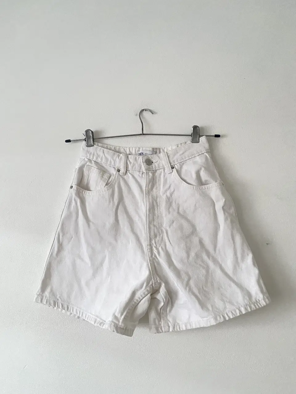 Short bermuda de jean blanco de la marca Zara. Es más bien rigida. Esta arrugada pero impecable.31cm cintura hasta 33cm. Recomiendo ver medidas al final