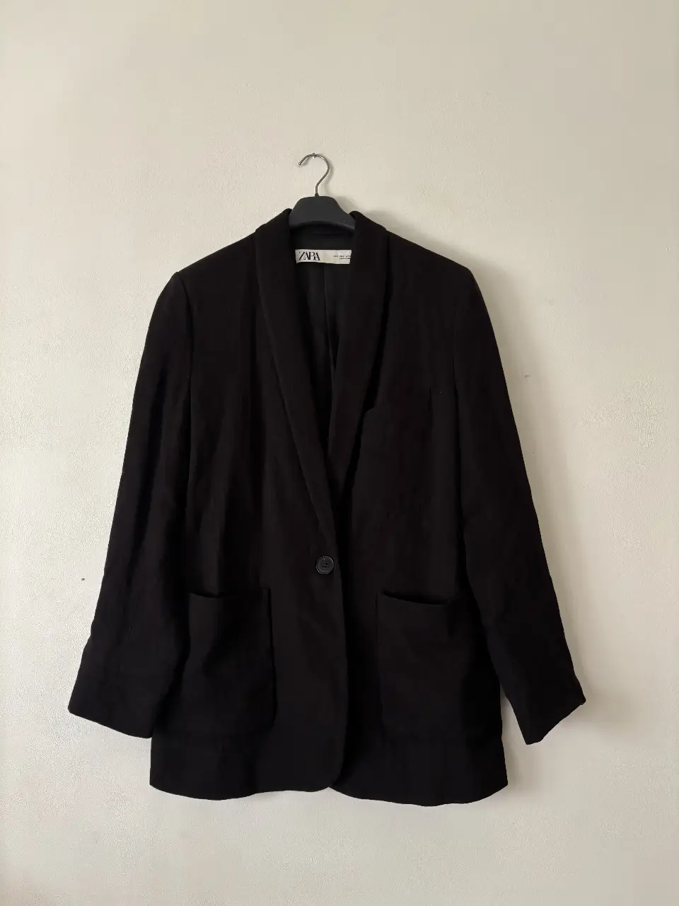 Blazer negro Zara NUEVO!🔥  Es de media estación, 55%lino - 45% algodón. Talle S, va a M. De referencia soy XS y me queda medio grande (ver fotos). Tiene forro interno e incluye repuestos para los botones. 49cm axilas - 42/43 hombros - mangas 62cm largo. Lo dejo regalado porque no lo uso! 🎁 