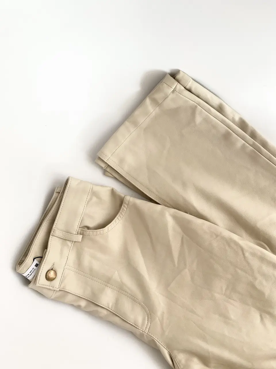 Pantalón efecto piel de mujer, color crudo Zara NUEVO! Se le salió la etiqueta, por eso tiene el hilo, jamás se usó. Talle 36 EUR, USA 04, MEX 26. Con aberturas en los tobillos. Hay medidas al final. Adentro es gamuzado. Corte flare, súper favorecedor y tendencia. Rondan 100k-150k🫣