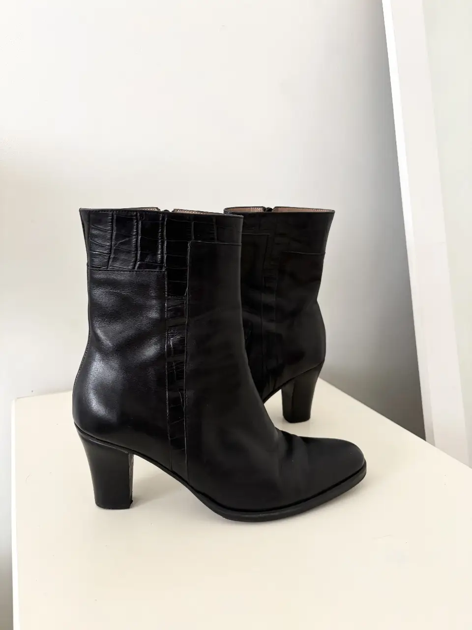 Botines Febo de cuero negro con taco ancho y cierre lateral. Talle 37. Impecables! Súper cómodas, la mejor calidad. Rondan 200 k 🤯 Estan baratos porque me ocupan espacio!