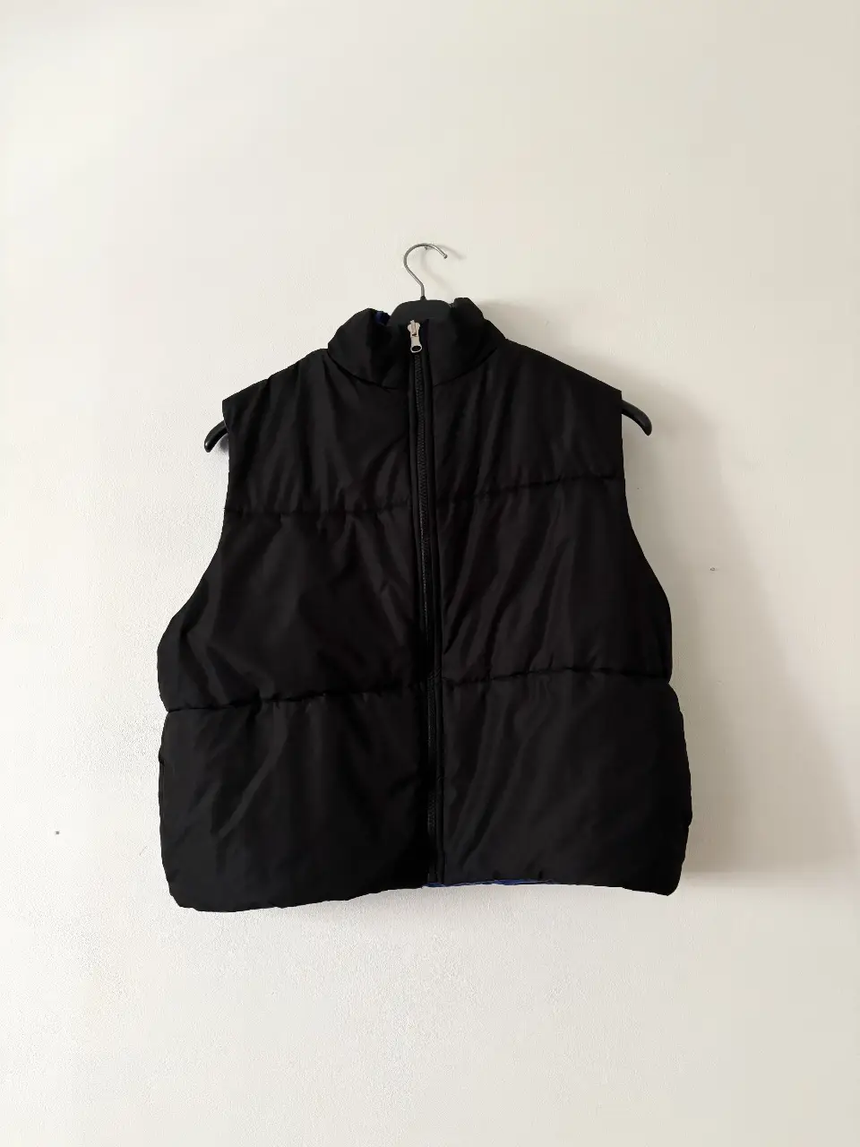 Chaleco reversible acolchado color negro por un lado y azul por el otro. Poco uso, esta impecable! Hay medidas al final 