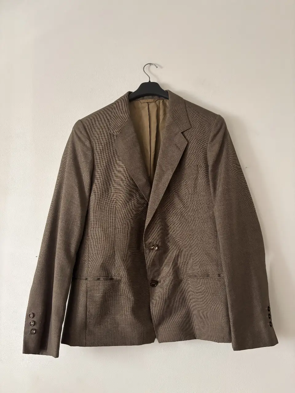 Blazer marrón, con corte clásico y solapas. Ideal para un look formal o casual elegante. Obvio unisex! Tela sastrera de vestir. La foto puesto es solo refe, me queda grande! No dice talle, puse M pero recomiendo ver medidas al final