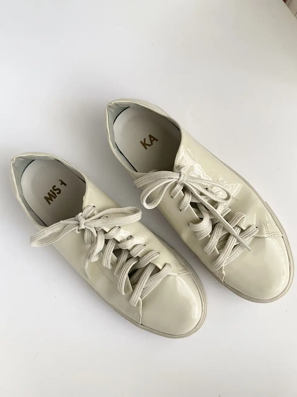 Zapatillas Mishka Sportif color crema, con cordones. Talle 37 (EUR). Acharoladas, de facil limpieza y te salvan cuando llueve! Súper cómodas. La plantilla mide 25cm. Ronda + 100k🤭