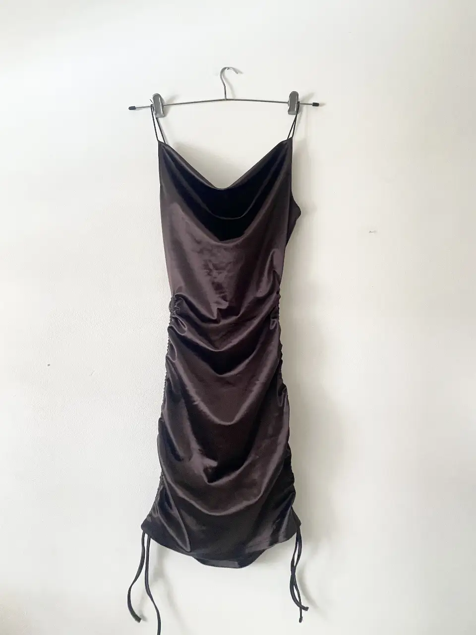 Vestido mini de satén marrón con tirantes finos y fruncido lateral Divided by H&M. Son 2 vestidos en 1! podes regular el largo. Elastiza y se amolda a vos. Va bien a XS y S🔥