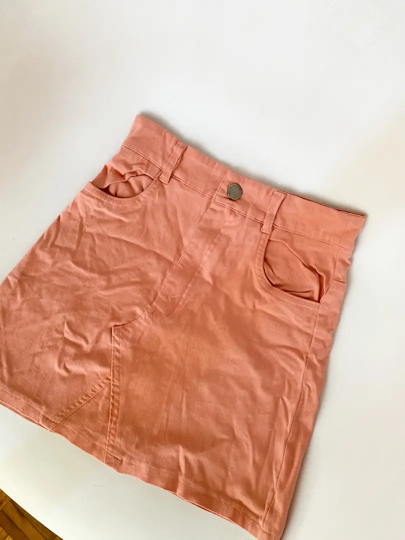 Pollera Kiwano. Tiro alto. Es elastizada, se amolda a vos. Talle XS/S