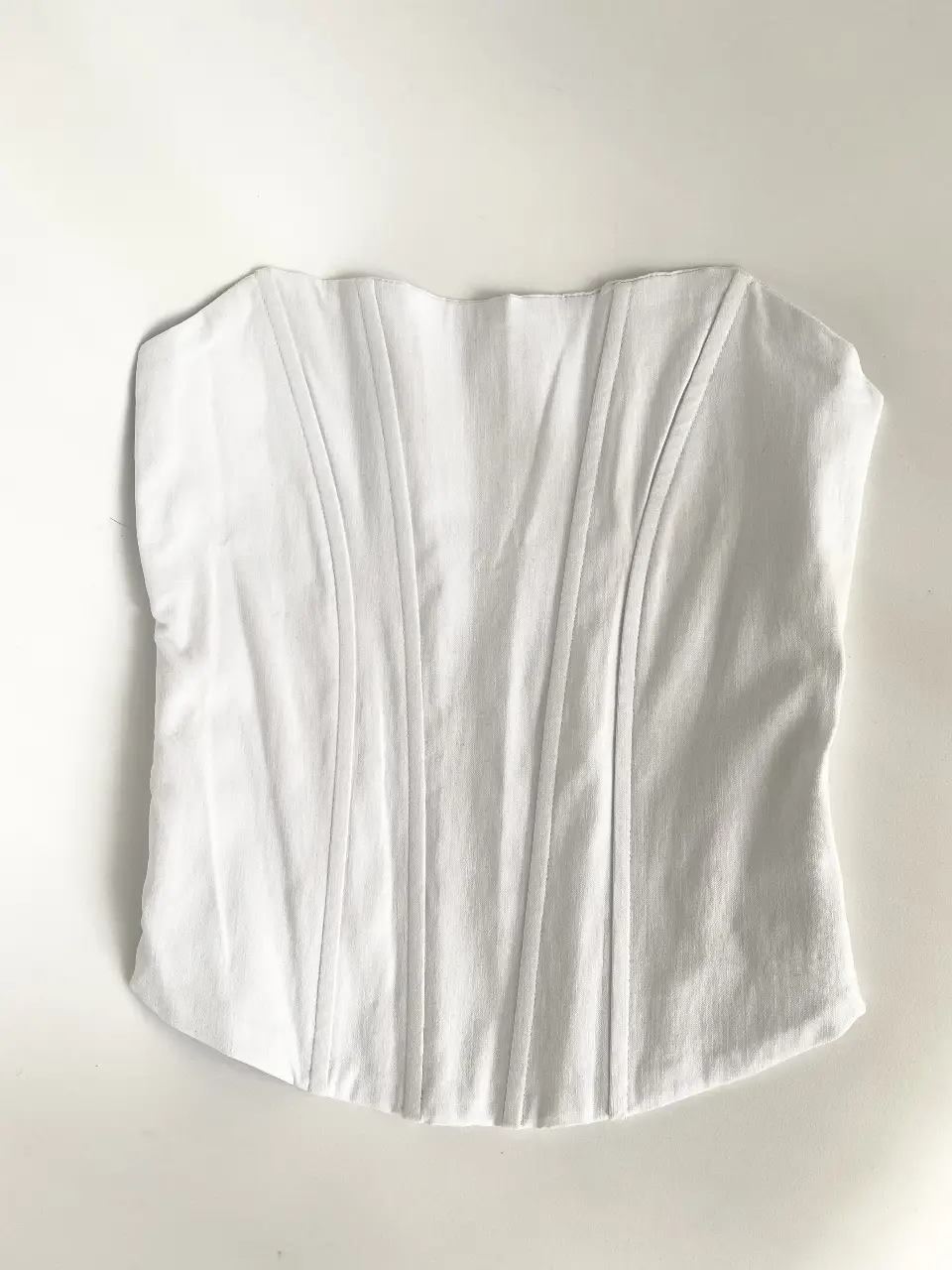 Corset blanco Fyer nuevo, con varillas y cierre escondido lateral. Ideal para 85/90.  Hermoso calce 🤍Es elastizado y se amolda a tu cuerpo! Soy 80 y me fue un poco suelto en escote (foto 4). Ideal para usar con algo tiro bajo! 
