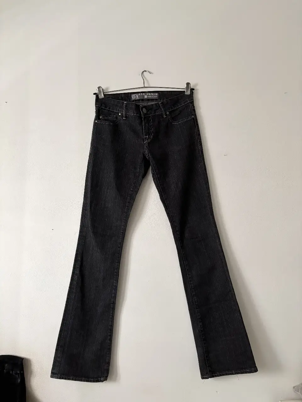 Jean Kosiuko tiro bajo bootcut. Hermoso corte, es más acampanado abajo. La foto puesto es solo refe, no es mi talle y me queda largo. Recomiendo ver medidas al final
