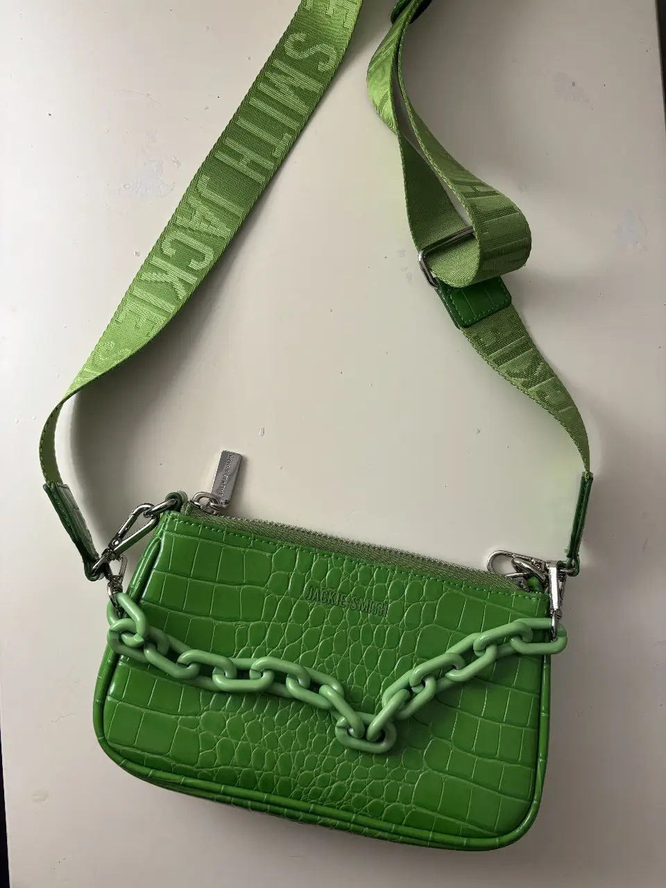 Cartera Jackie Smith modelo Wendy NUEVA💚 color imposible de conseguir! Podes usarla como minibag o bandolera. Incluye strap y cadena acrilica, intercambialos como quieras! Todo en perfecto estado incluido los herrajes y avios. Tiene dos bolsillos internos. Entra celu, lentes, billetera y más! 