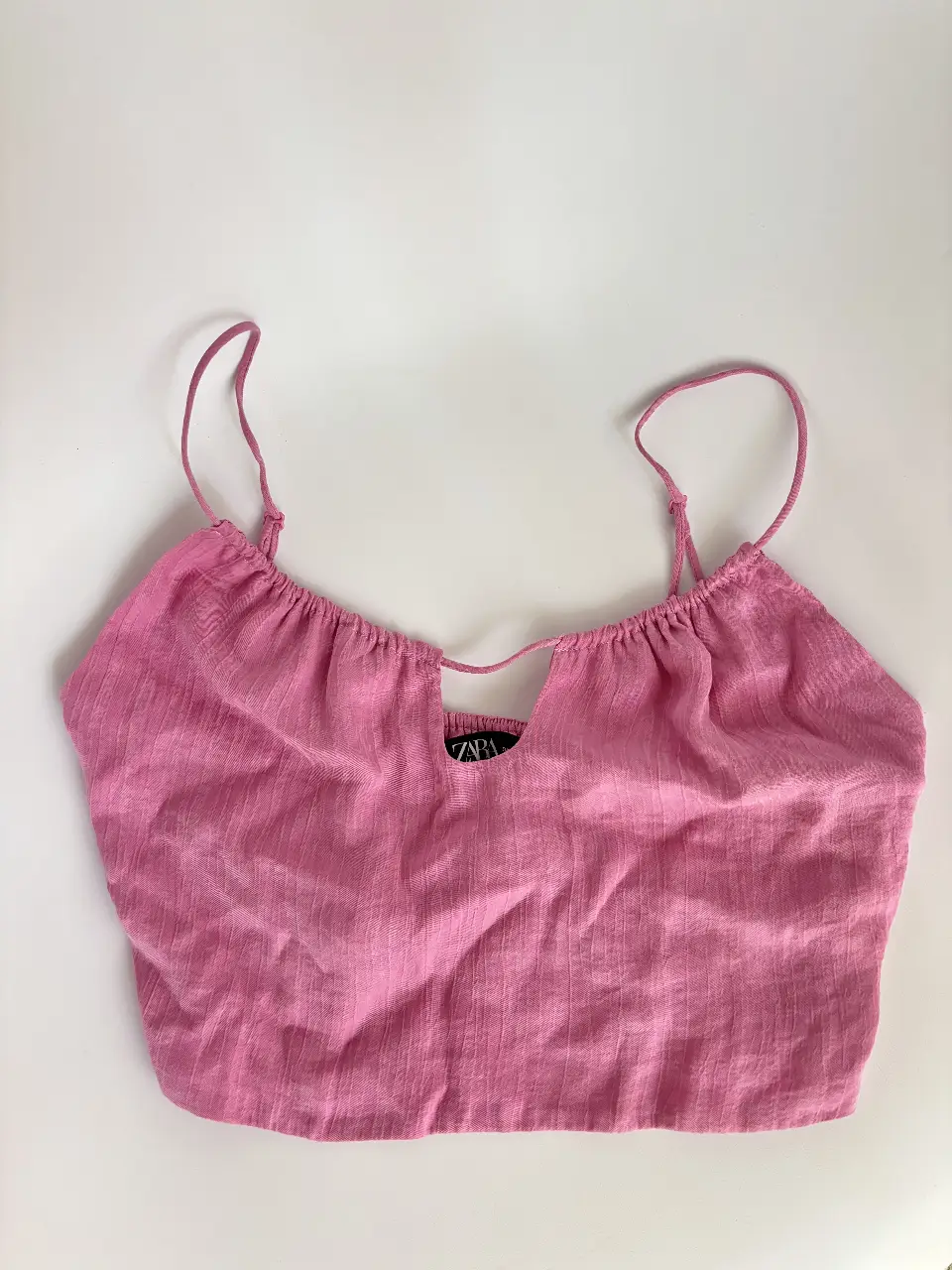 Top de Zara NUEVO! color rosa, con breteles finos y detalle de abertura en el frente. Talle XS. Se pueden regular los breteles y el escote. Tiene un cierre escondido al costado