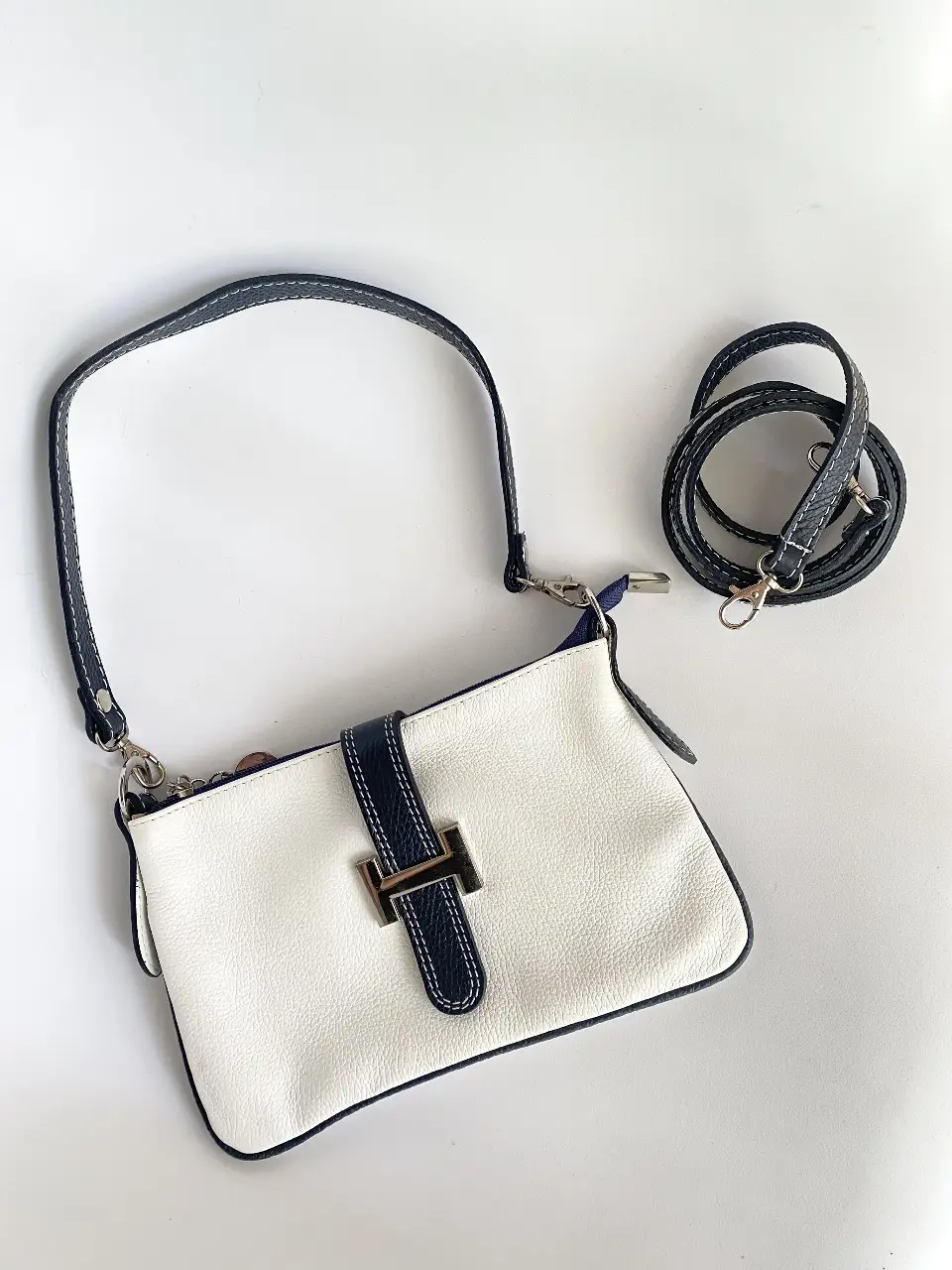 Cartera italiana de cuero nueva! Divina. Con detalles en azul marino y hebilla plateada. Incluye 2 correas ajustables. Podes usarla como minibag o bandolera. Es súper amplia! 🖤 esta barata porque me ocupa espacio!