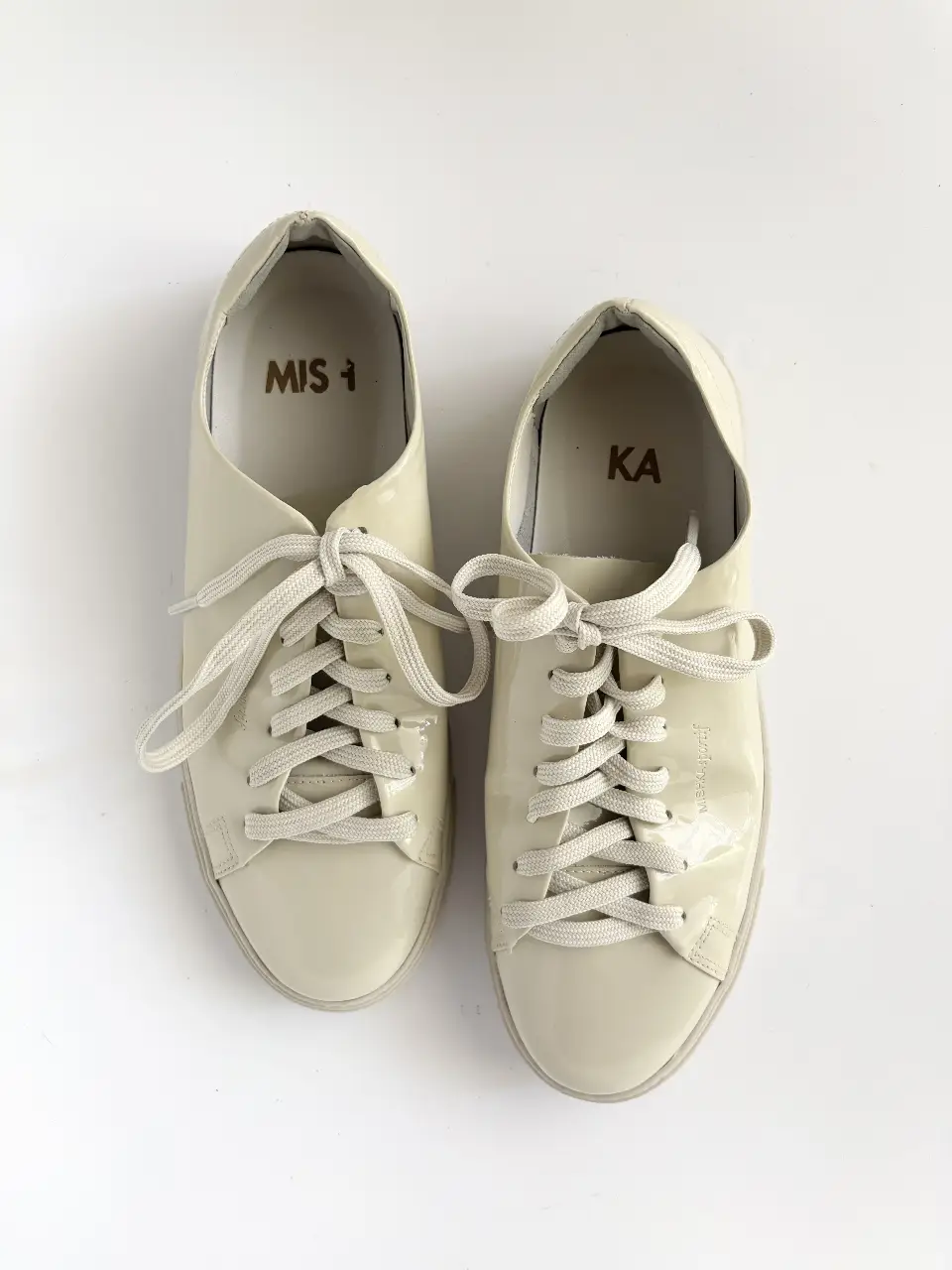 Zapatillas Mishka linea Sportif color crema, con cordones. Talle al final. Acharoladas, de facil limpieza y te salvan cuando llueve! Súper cómodas. La plantilla mide 25cm. Un solo uso, no era el talle🥲 Rondan el doble 🔥 