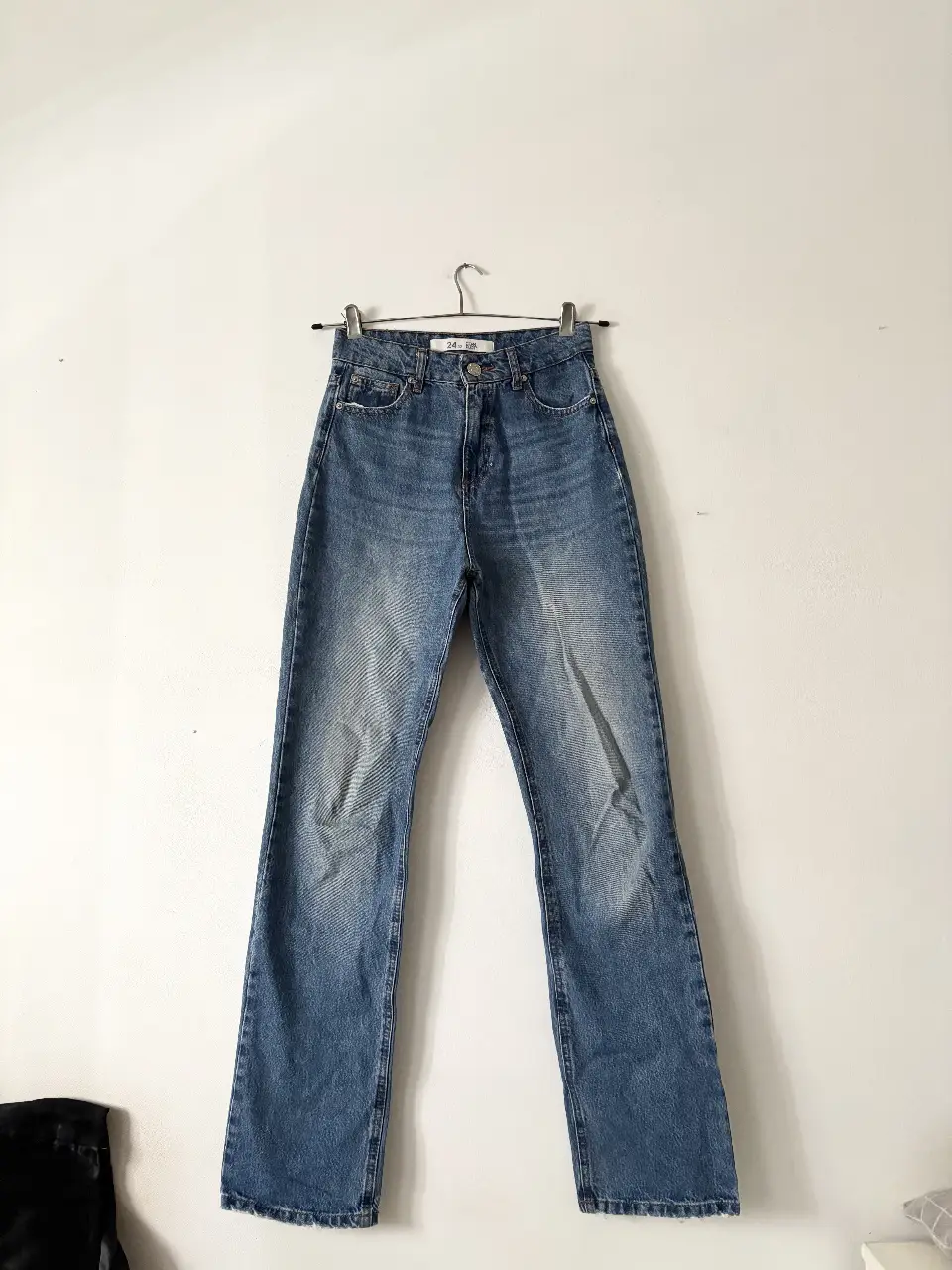 Jeans rectos/straight tiro alto. Clásico infaltable 🤍 Talle 24/32, recomiendo ver medidas. Marca Complot. 100% algodón. Impecables! Muy buen calce. La foto puesto es solo refe, no es mi talle y me quedan grandes/largos. (hacer click en la foto asi se ve completa) Rondan + 100 k 