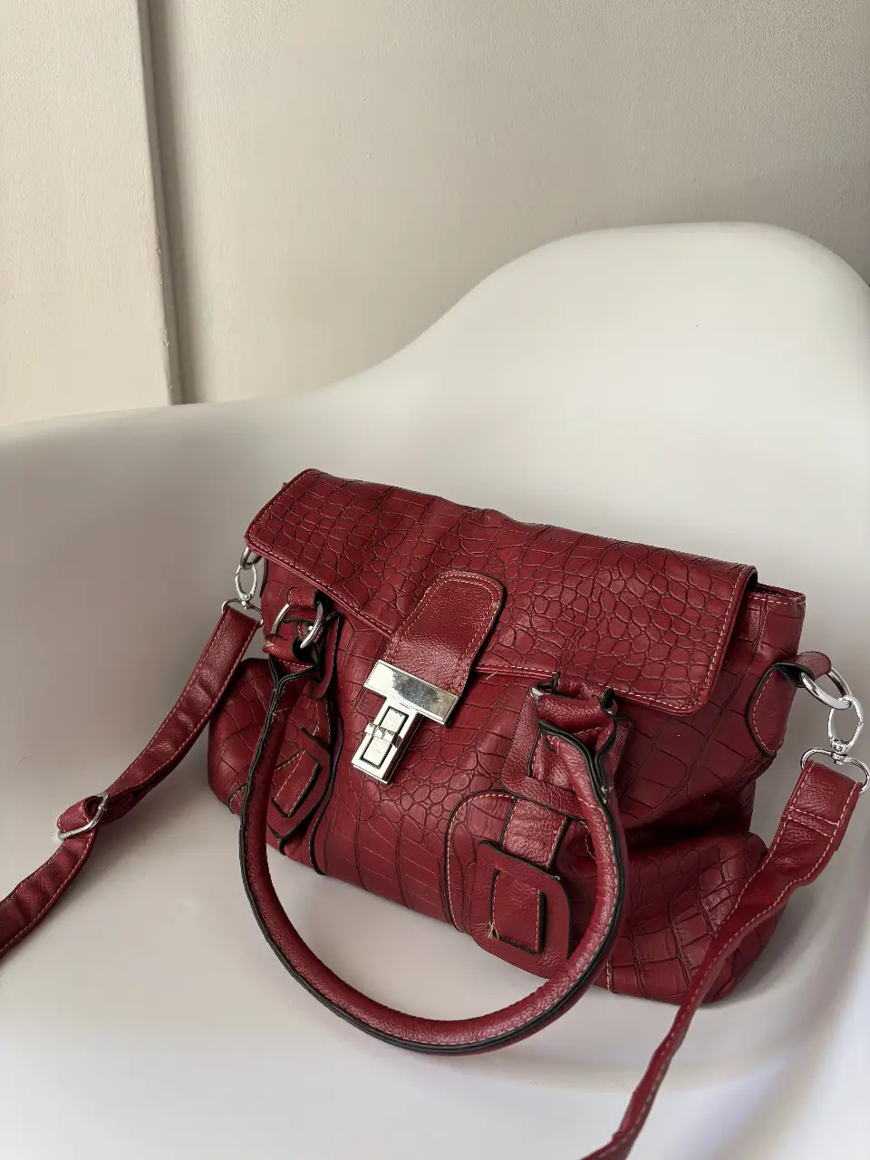 Cartera bordó con textura de cocodrilo, ideal para llevar al hombro o cruzada. Cuenta con detalles metálicos plateados y un cierre con solapa. Estilo City Bag, es súper amplia. GANGA❤️‍🔥