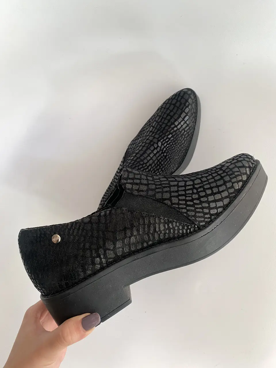Zapatos Viamo nuevos! Súper cómodos. Son de cuero gamuzado. Lamentablemente el interior es de cuerina y se esta pelando, no es notorio ni afecta el uso pero por eso el precio.