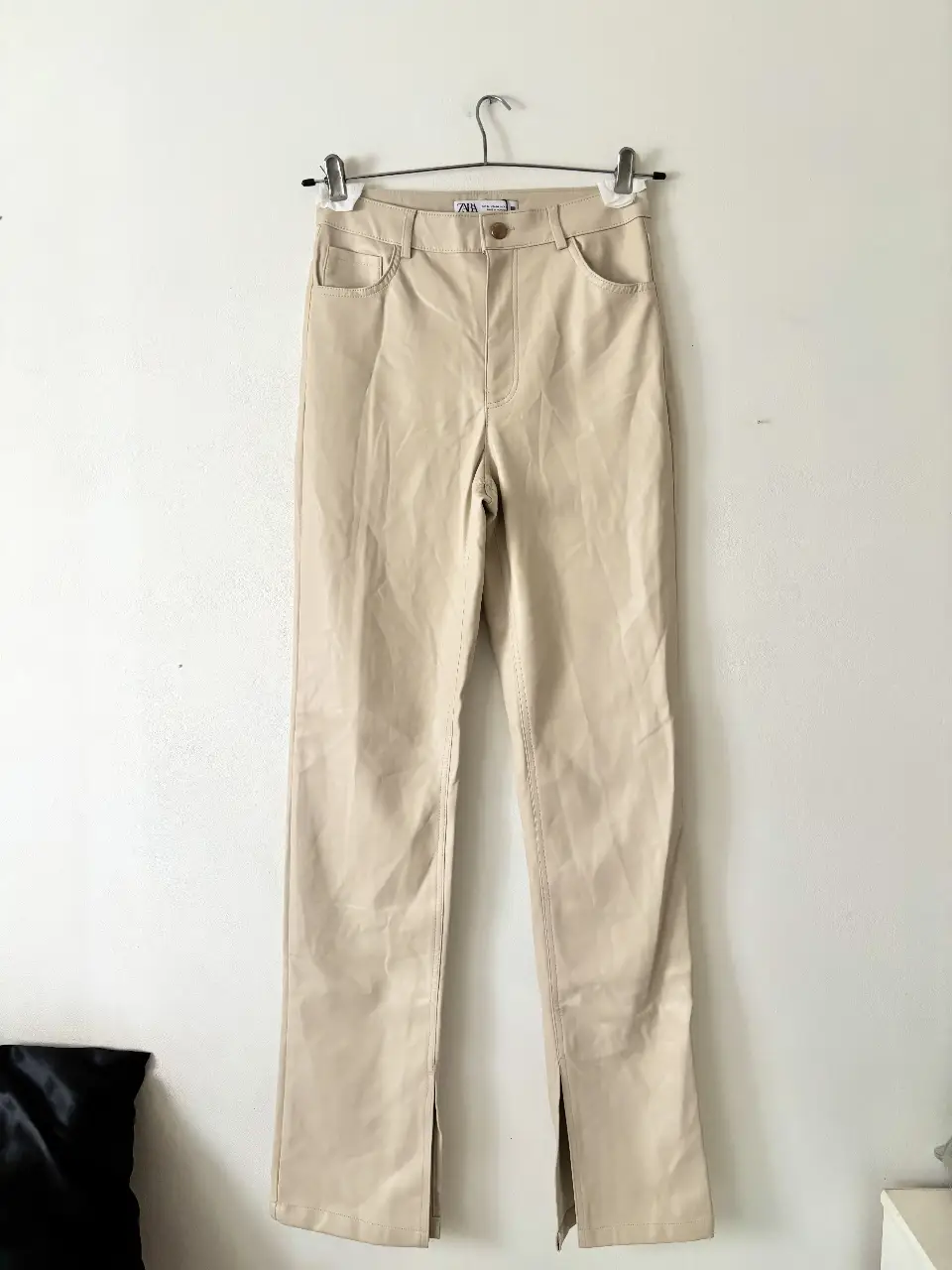 Pantalón efecto piel de mujer, color crudo, de la marca Zara nuevo! Se le salió la etiqueta, por eso tiene el hilo, jamás se usó. Talle 36 EUR, USA 04, MEX 26. Con aberturas en los tobillos. Corte flare, súper favorecedor y tendencia. Rondan 100k-150k🫣