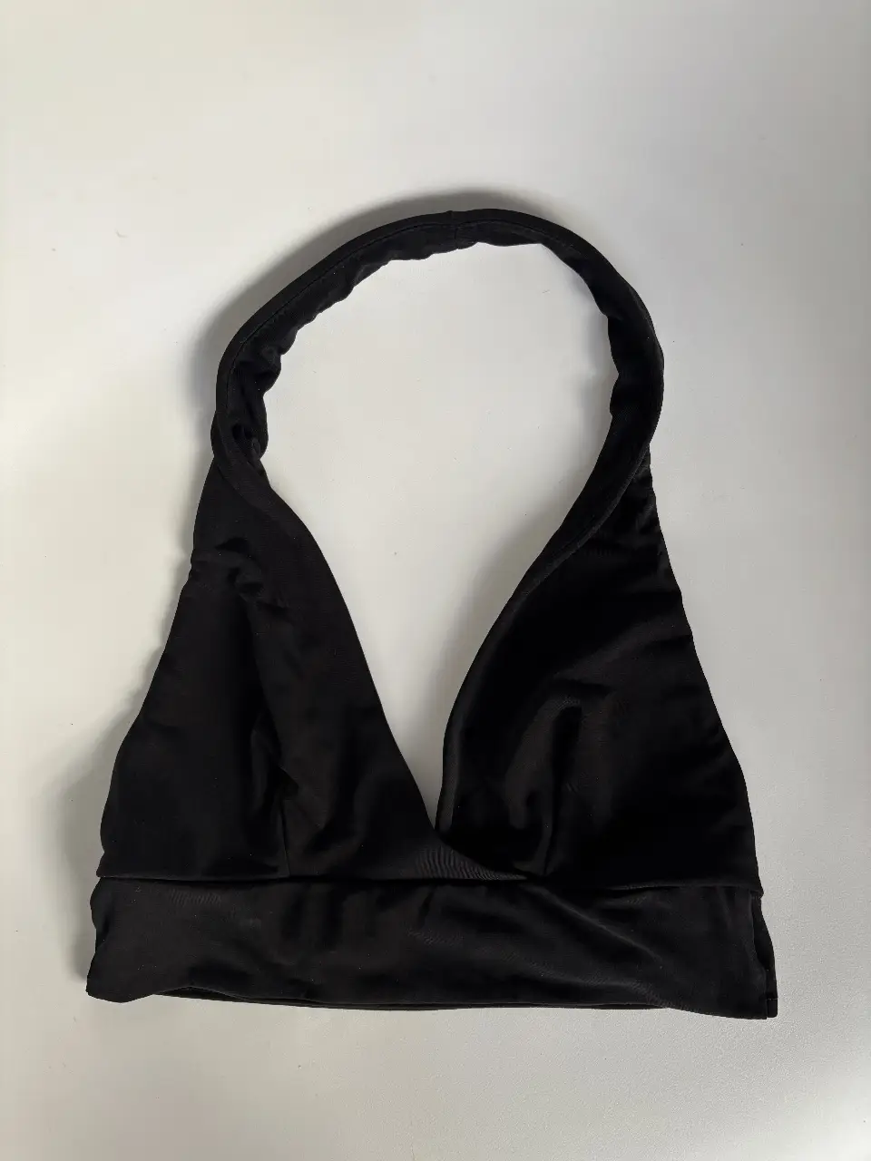 Top halter negro de Pull&Bear. Solo 2 usos.Talle S, ideal 85/90. Soy 80 y me queda un poco grande. Hermoso para salir! Con espalda descubierta. Es re elastizado, se amolda a vos
