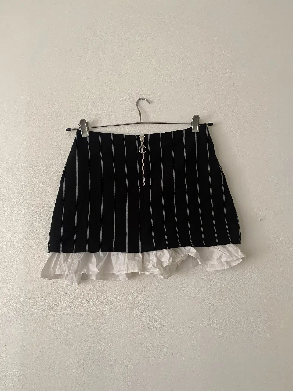 Pollera con diseño de rayas verticales en negro y blanco Madness Clothing. Cuenta con cierre en la parte trasera. Único “detalle”: tiene mini descosido en una parte del short (sobre la costura), hay que darle una puntada. Es talle 1 de la marca, recomiendo ver medidas. Cintura 33/34cm