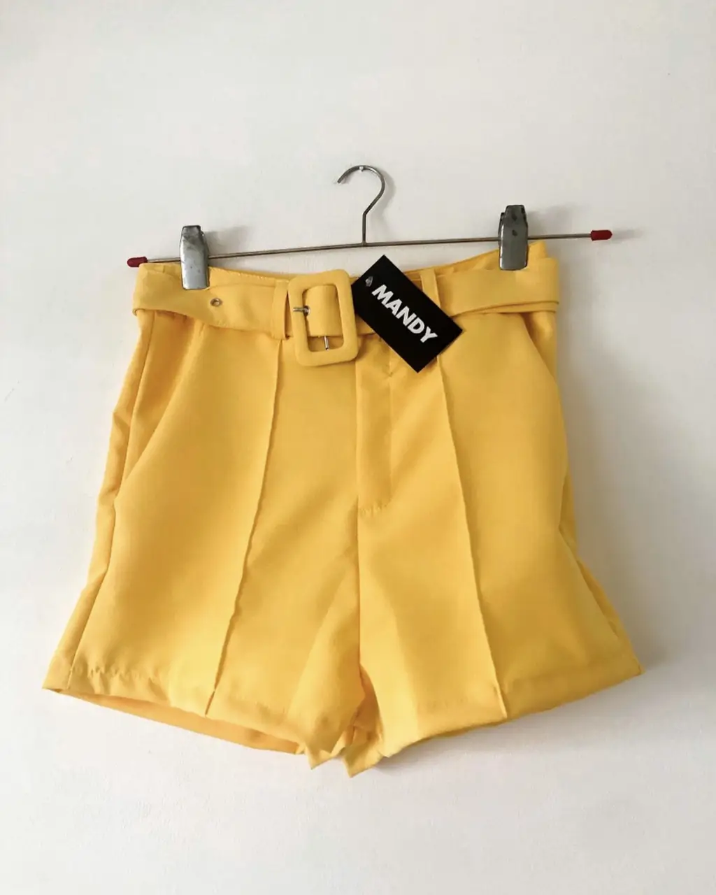 short con etiqueta de mandyofficialok. estilo sastrero, tienen bolsillos y un cinturón regulable y desmontable. puse cualquier talle, según etiqueta es talle S, para mi cumplido. estiran y ceden un poco (yo soy xs, foto refe). el calce + o - al cuerpo depende de c/u!