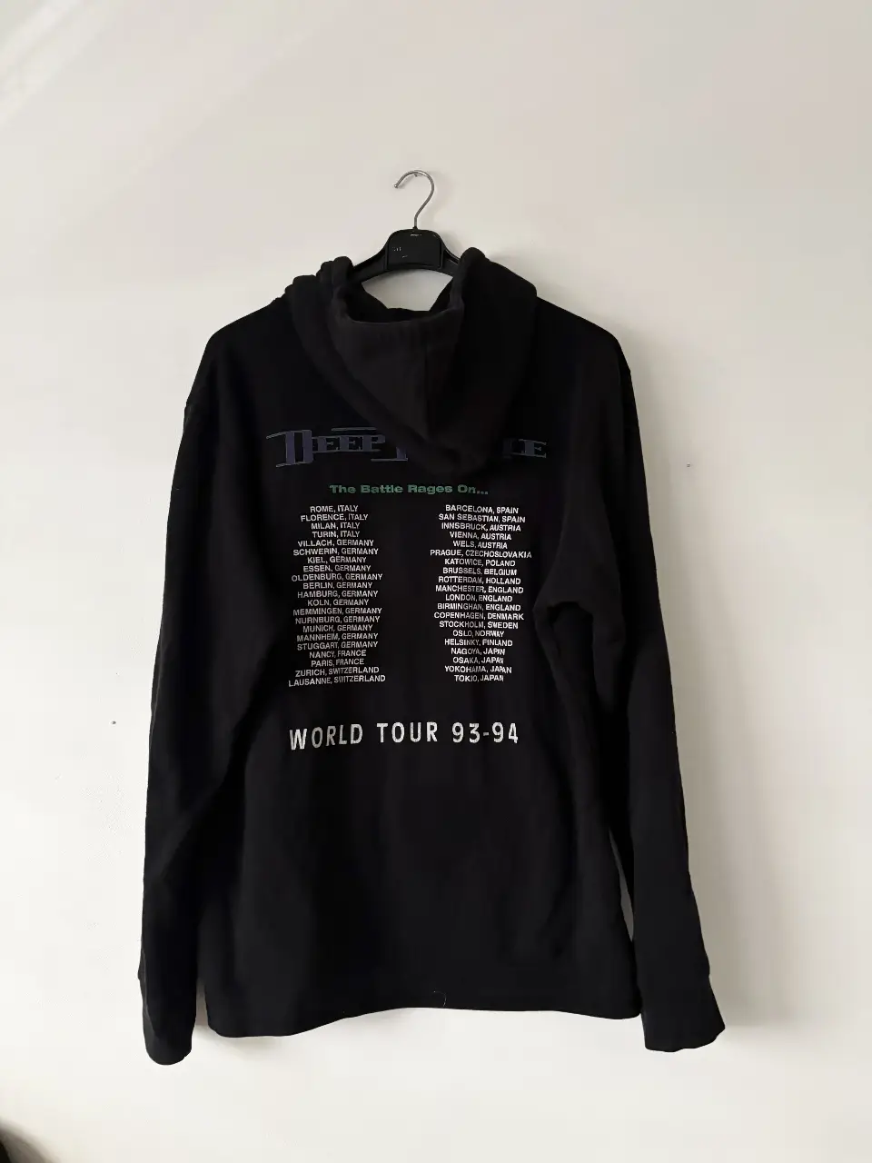 Buzo negro hoodie de Ay not dead con estampa de Deep Purple. Es unisex. Talle 2 de la marca, va bien a xs/s/m. De referencia uso xs/s y me queda over. El calce depende de c/u! Puede ir oversize o más al cuerpo. Rondan 170mil 🫣