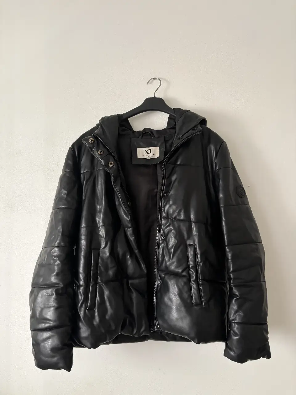 Campera marca Xlarge NUEVA! inflable puffer negra de cuero sintético con capucha. Hermosa calidad, gruesita. Talle S. Ideal para el invierno. Posee cierre y bolsillos. Súper abrigada. Tiene un sistema de elástico en el forro interno (foto 2) para que no pase el frío. Rondan el doble🤭🔥