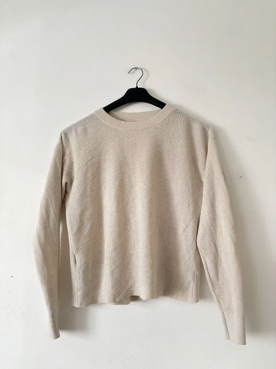 Sweater MANGO color crudo, manga larga y cuello redondo. Diseño con abertura en la espalda y detalle anudado. Es mas bien finito, ideal 80/85/90. 