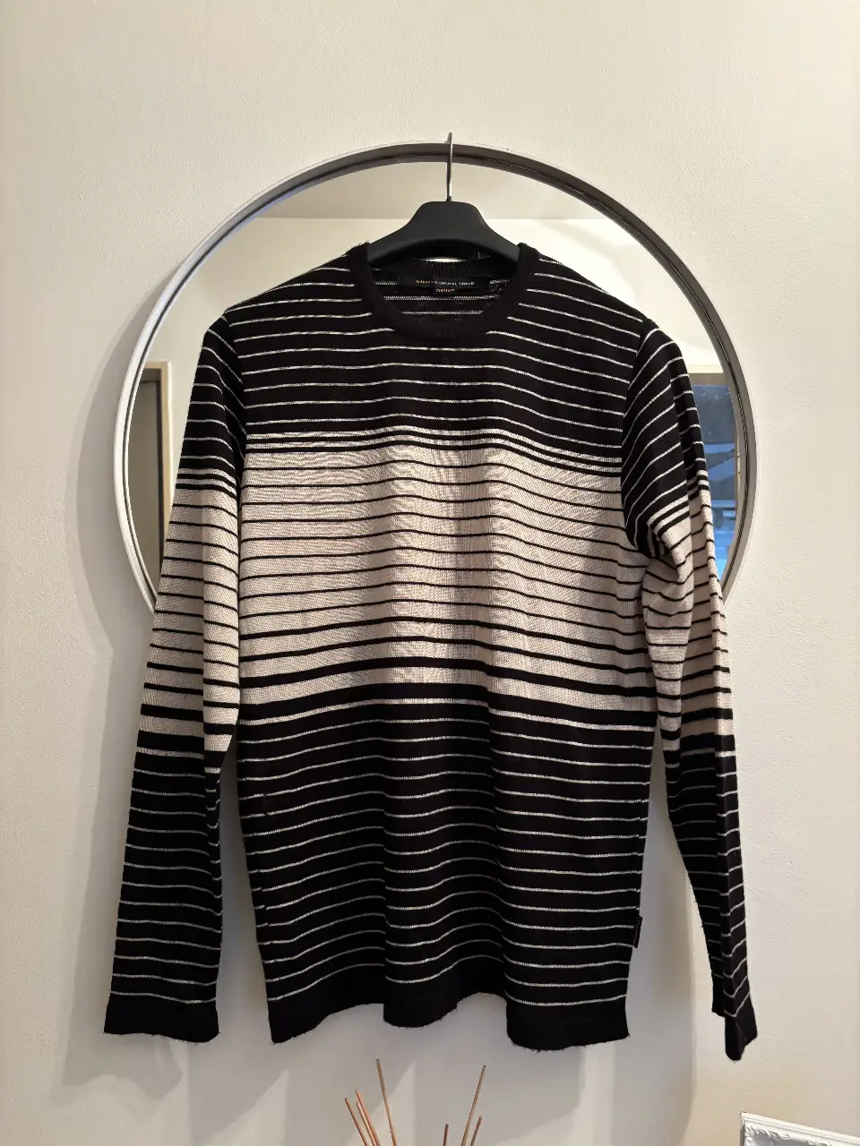 Sweater a rayas horizontales en blanco y negro, de la marca Quarry-Technical Brand. Talle medium. Más bien finito