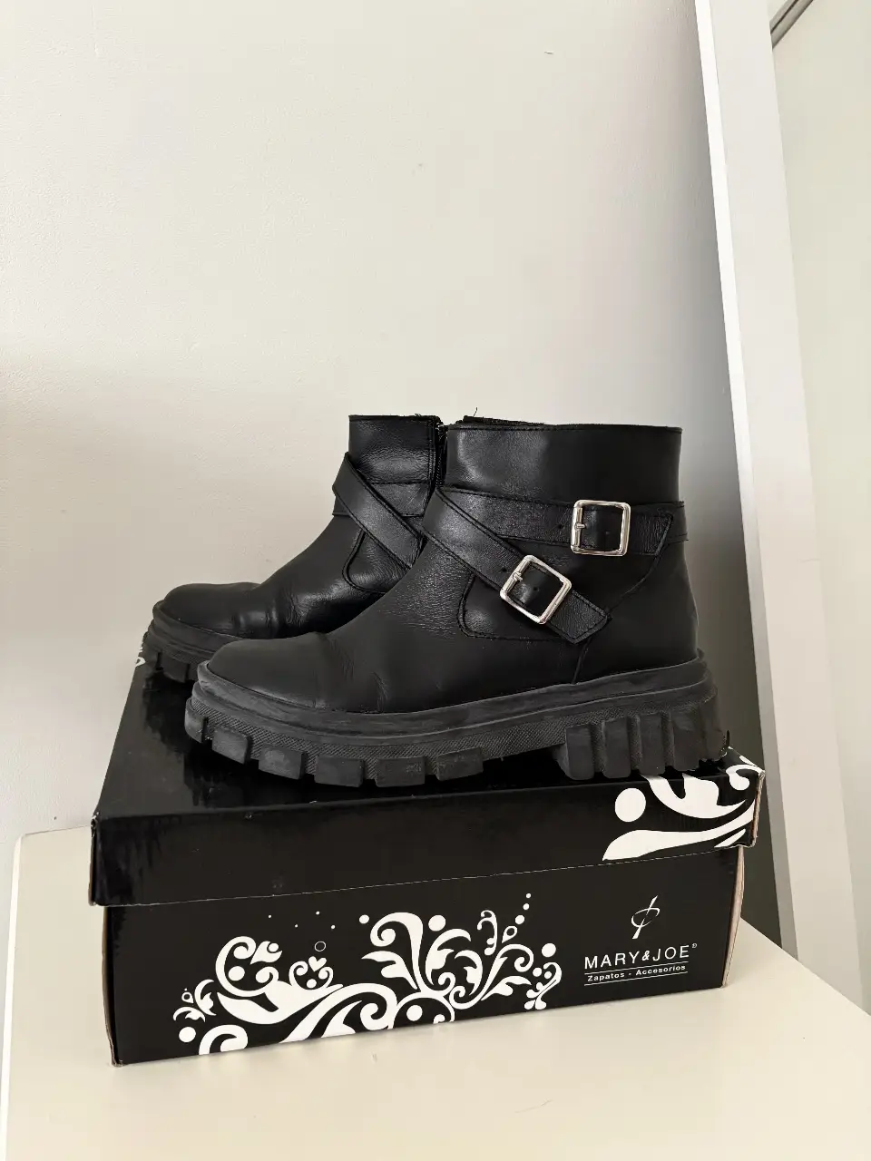Botas negras de cuero real con hebillas nuevas! Súper cómodas, ideales para la temporada. Cuentan con un cierre al costado. Imperdibles! rondan 200 k❤️‍🔥