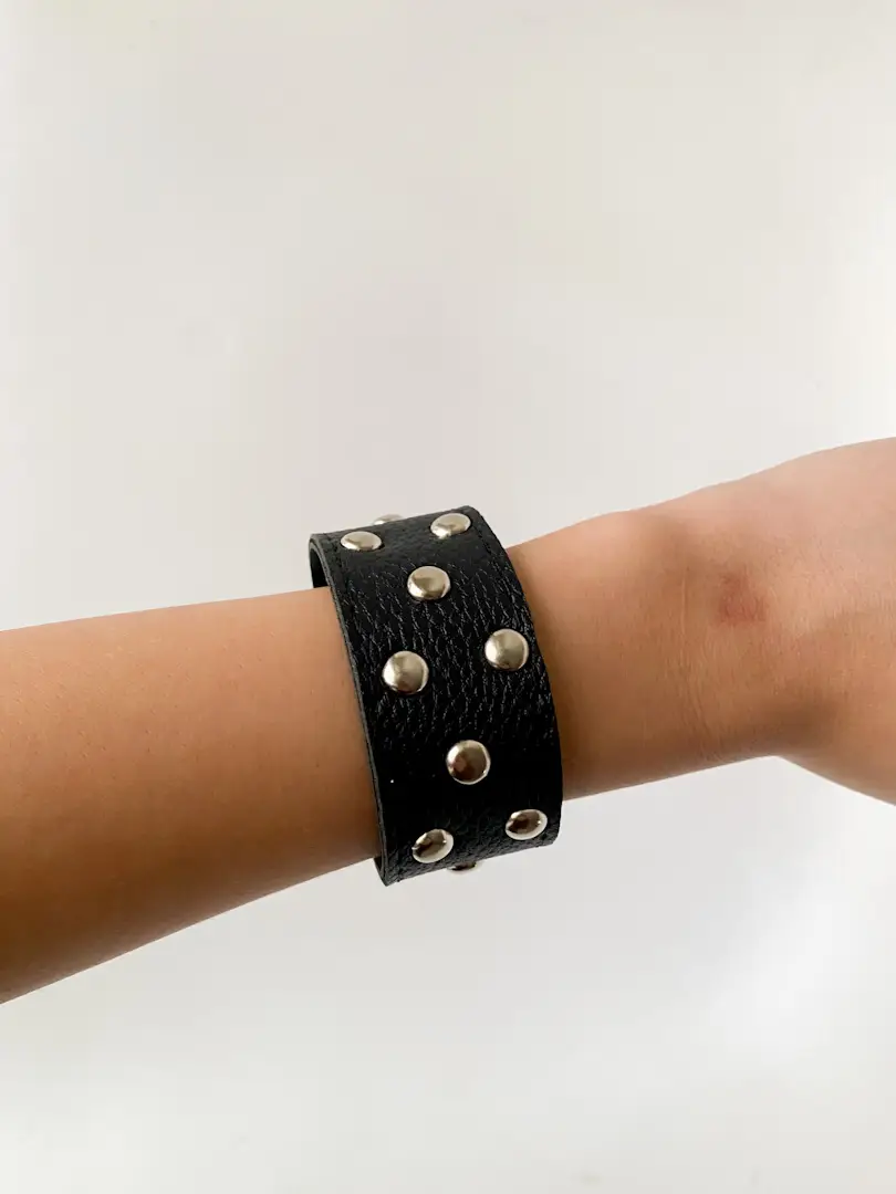 Pulsera ancha de cuero sintetico negro con tachas plateadas nueva. Podes regularla. Muy boho chic 