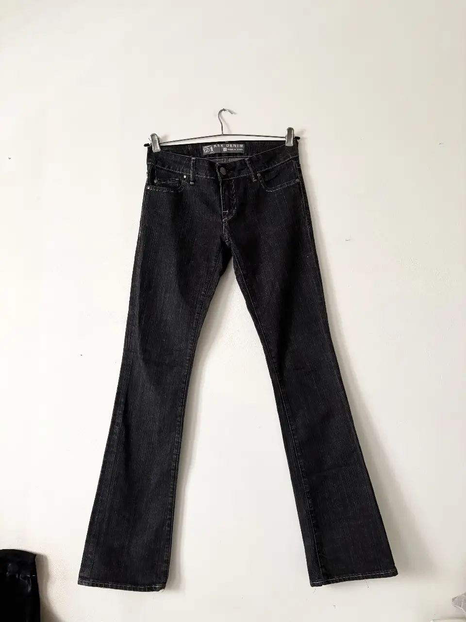 Jean Kosiuko tiro bajo bootcut. Hermoso corte, es más acampanado abajo. Super favorecedor! La foto puesto es solo refe, no es mi talle y por eso se hacen pliegues. Recomiendo ver medidas al final!