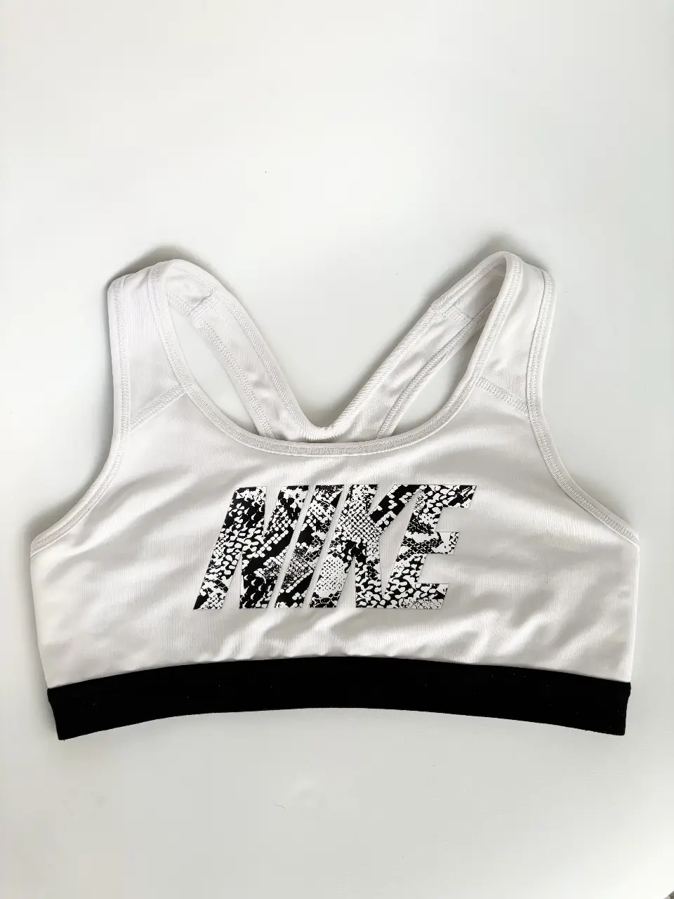 Top deportivo Nike original. Impecable! Talle M, para mi ideal 85/90. En plano el elástico mide 34cm y de axila a axila 27cm. Elastiza