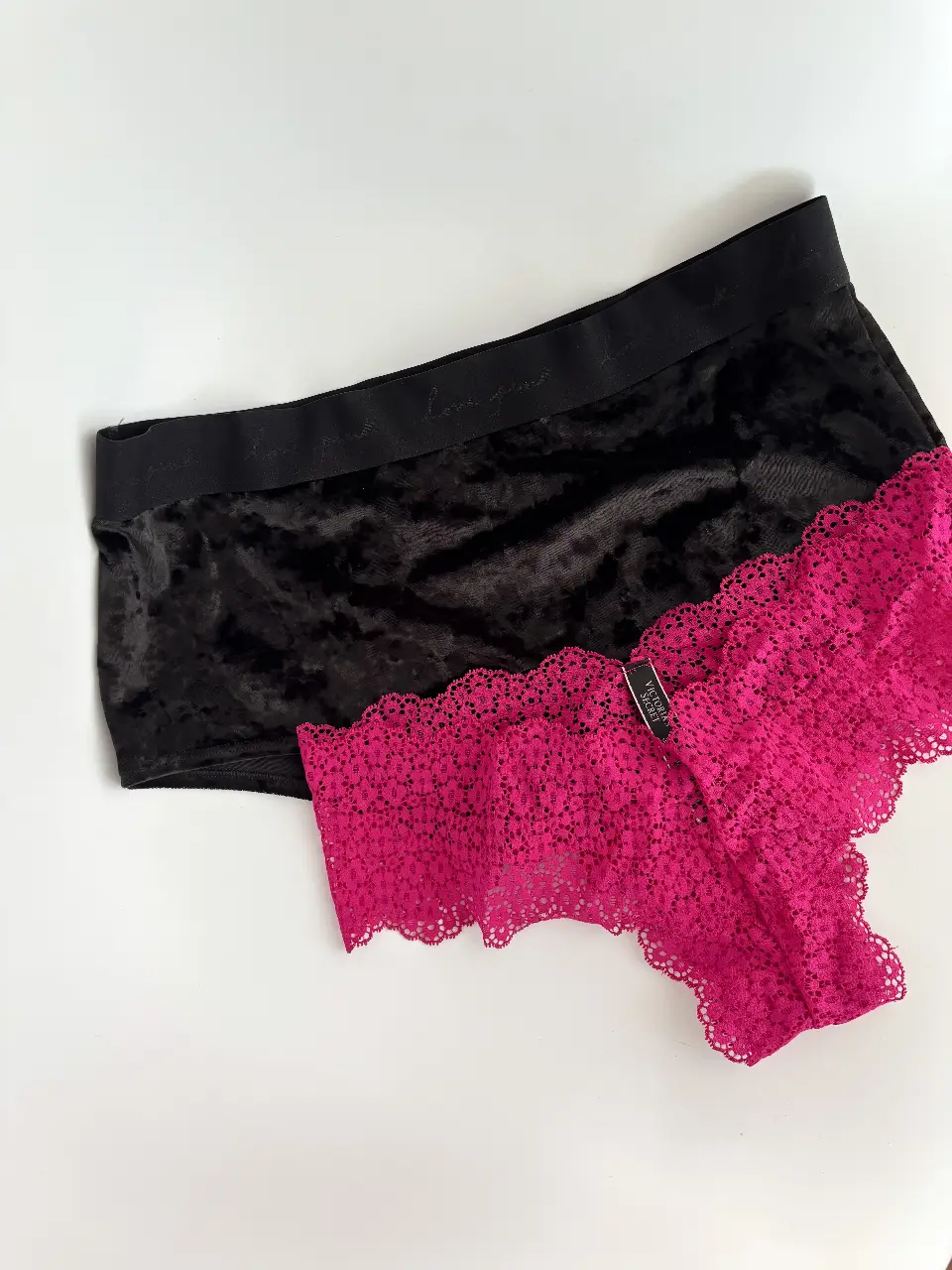 Conjunto de bombachas de Victoria's Secret y pink NUEVAS. Incluye una bombacha de terciopelo negro y otra de encaje rosa. Talle M y L, ambas elastizan. La negra mide 40cm ancho (el elástico) y la rosa 35cm de ancho punta a punta. Ambas son re elastizadas! ❤️‍🔥 también estan publicadas x separado 