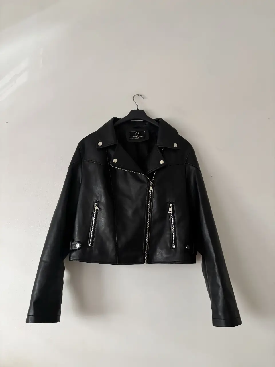 Campera efecto piel NUEVA🖤 Adentro tiene un bolsillo para el ce lu. NO es 3XL como dice, dejo medidas en plano cerrada: 54cm axila - 55cm largo desde la unión hombro y cuello. Soy XS/S me va como en fotos over, será un M. Se puede usar + al cuerpo y oversize. Comparar con otra campera! ❤️‍🔥