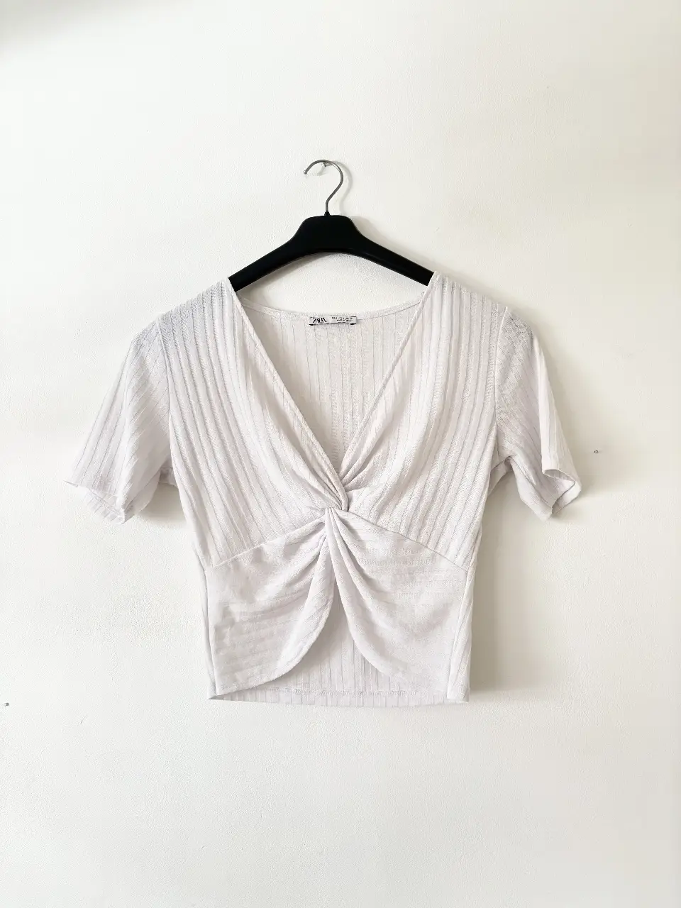 Top manga corta Zara con nudo en el medio. Talle S. Es elastizado, para mi va a XS/S/M, varía el calce. A mi me queda sueltita. La calidad es re linda. La dejo barata porque no es temporada