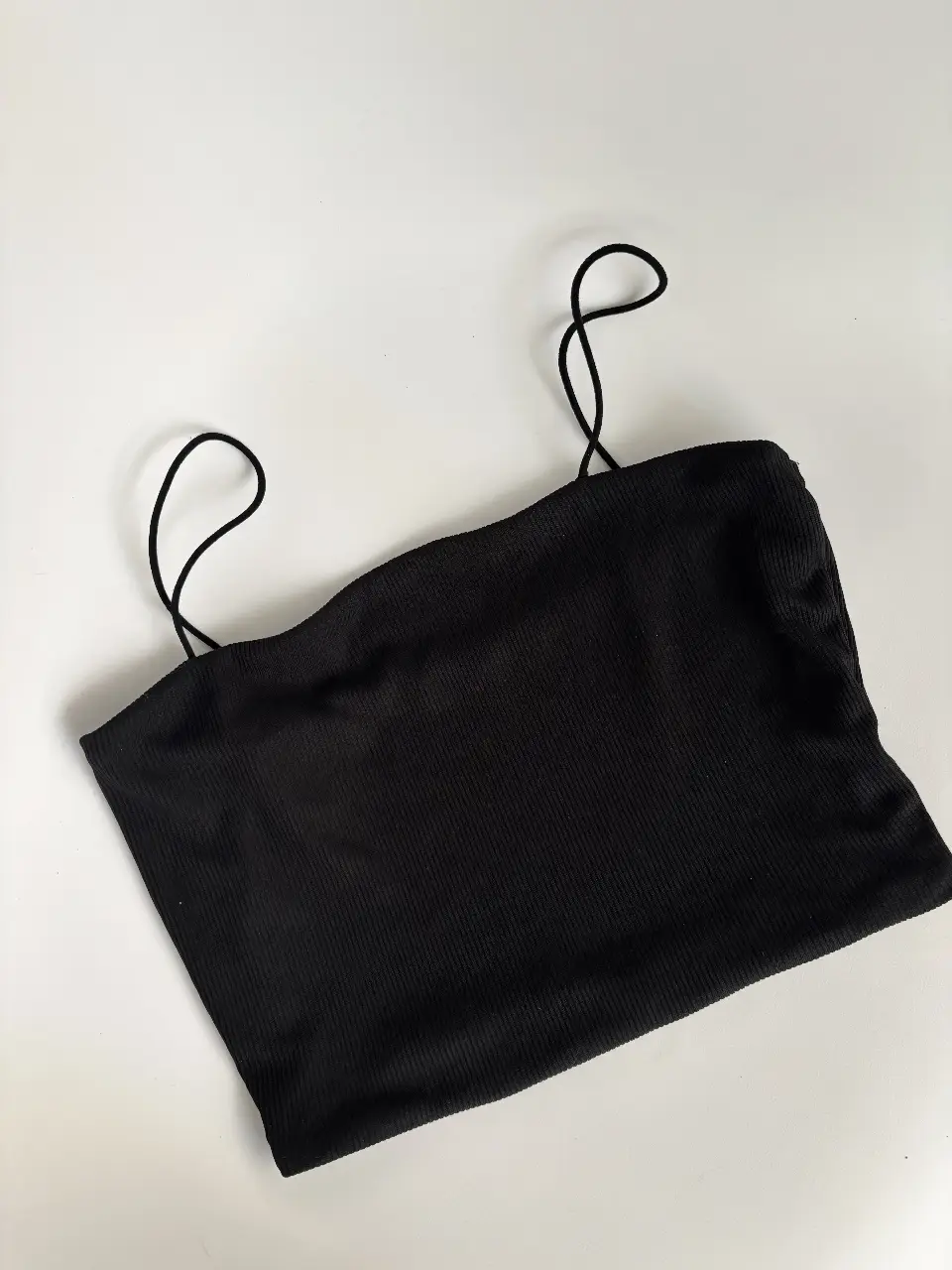 Top negro Shein con breteles finos y diseño liso. 1 o 2 usos. Es re elastizado. 24cm alto - 36cm ancho. Tiene doble tela, no transparenta!