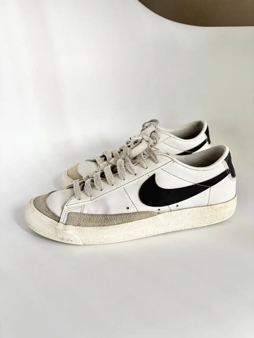 Zapatillas Nike Blazer Low 77 originales blancas de cuero. No estan rotas, solo un poco sucios los cordones. Talle US 8 - UK 5.5 - EUR 39. Estan baratas porque ocupan espacio! súper oportunidad❤️‍🔥 Único detalle en la última foto, no esta roto sino rozada la gamuza. Estan 180 nuevas🤯