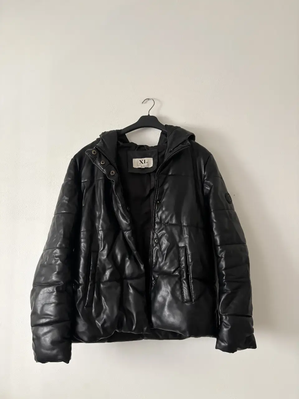 Campera marca Xlarge NUEVA!  efecto piel. Como la de Zara. Hermosa calidad, es gruesita 🖤 Talle S. Puede ir a S/M o XS (muy oversize). Re abrigada! Tiene un sistema de elástico en el forro interno (foto 2) para que no pase el frío. Estan + del doble🔥 la dejo regaladisima porque me ocupa espacio! 