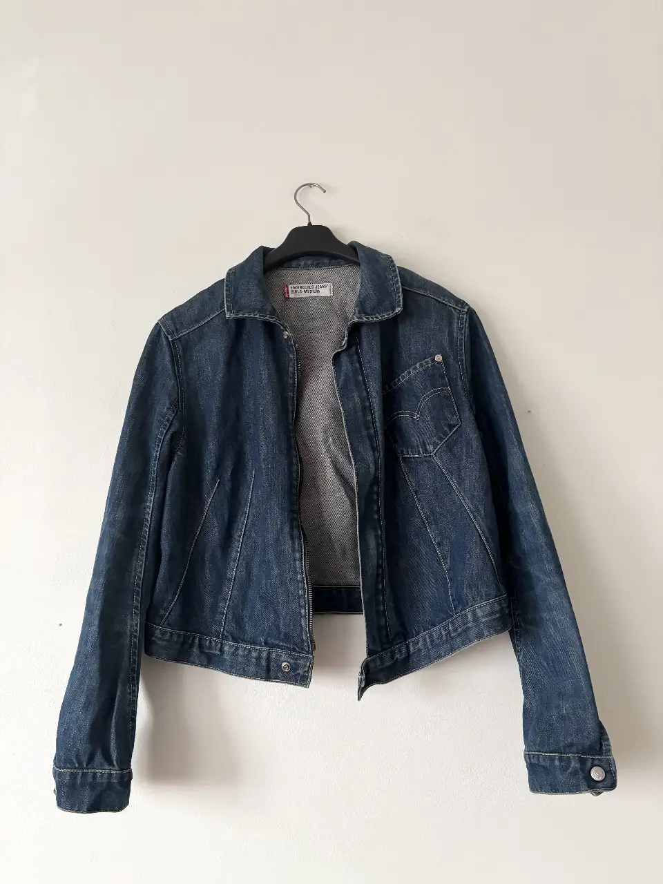 Campera de jean Levi’s. Una joyita, modelo imposible de conseguir! (ver foto 2, a €129🫢). Clásico color azul que queda bien con todo 🫶🏻 Cuenta con botones y sistema de cierre. Es talle M pero va también a XS y S. Muy canchera para usar abierta como cerrada 🔥 
