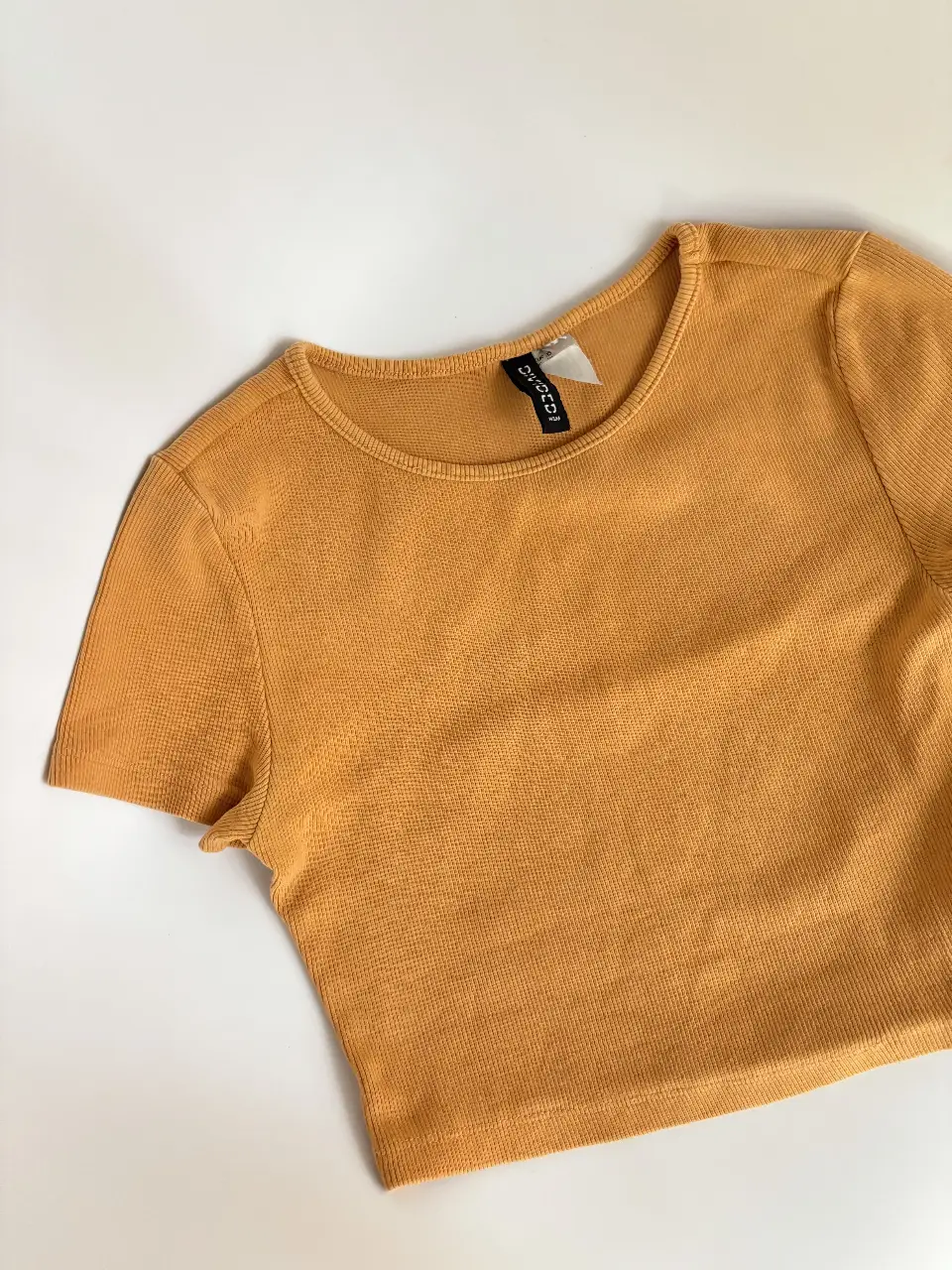 Top naranja manga corta estilo baby tee de H&M. Talle XS.  Elastiza, va a 80/85/90. Tiene 36cm de axila a axila en plano 