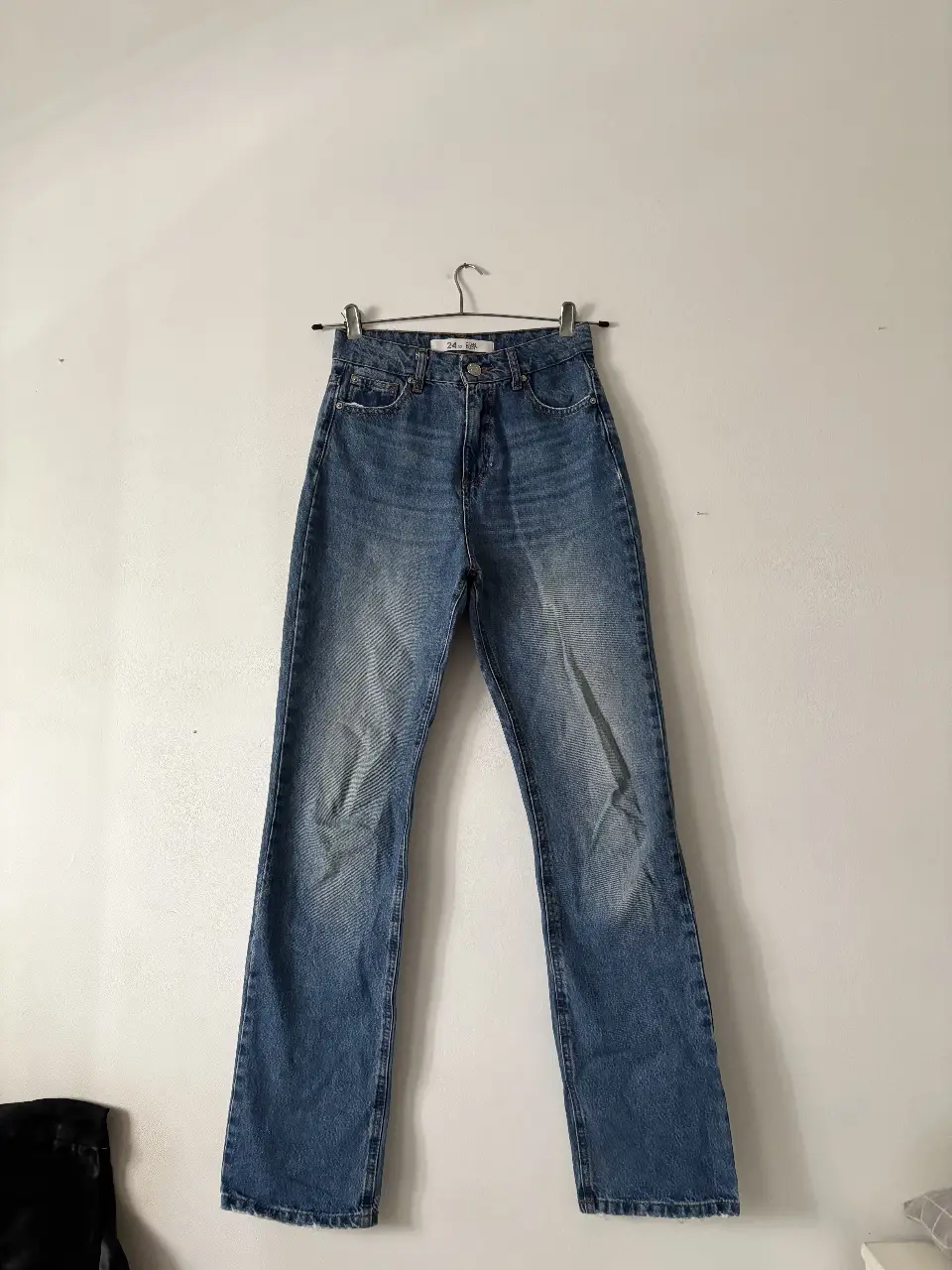 Jeans rectos de tiro alto, color azul, un clásico! Talle 24/32, recomiendo ver medidas al final. Marca Complot. 100% algodón. La foto puesto es solo refe, me quedan grandes/largos. 