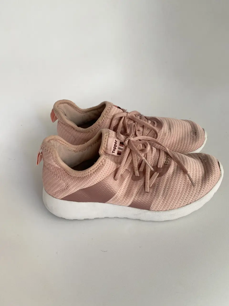 Zapatillas Topper rosas para mujer. Súper livianas, no pesan nada! Acolchonada, re cómodas. No tienen mucho uso, solo están un poco sucias en foto. Se envian limpias