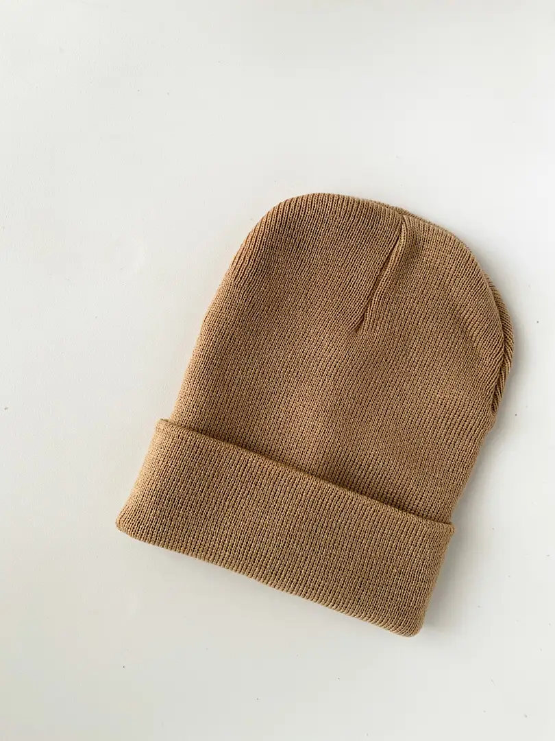 Gorrito beige nuevo! Es elastizado, podes acomodarlo y doblarlo a gusto. Unisex. 