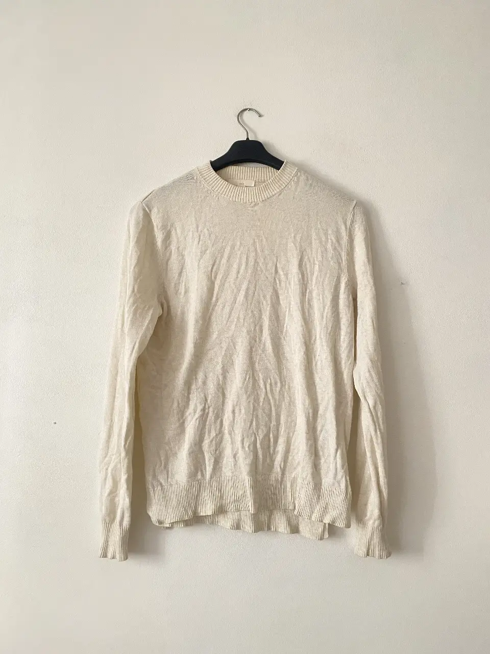 Sweater H&M de color crudo. Es elastizado. Esta arrugado en fotos pero no tiene bolitas, tiene solo 2 usos. Talle XS, puede ir a S. Tiene 2 detalles de mini enganche porque me lo enganchó la gata🥲 se pueden cerrar con una mini puntada pero por eso el precio! 🎁 