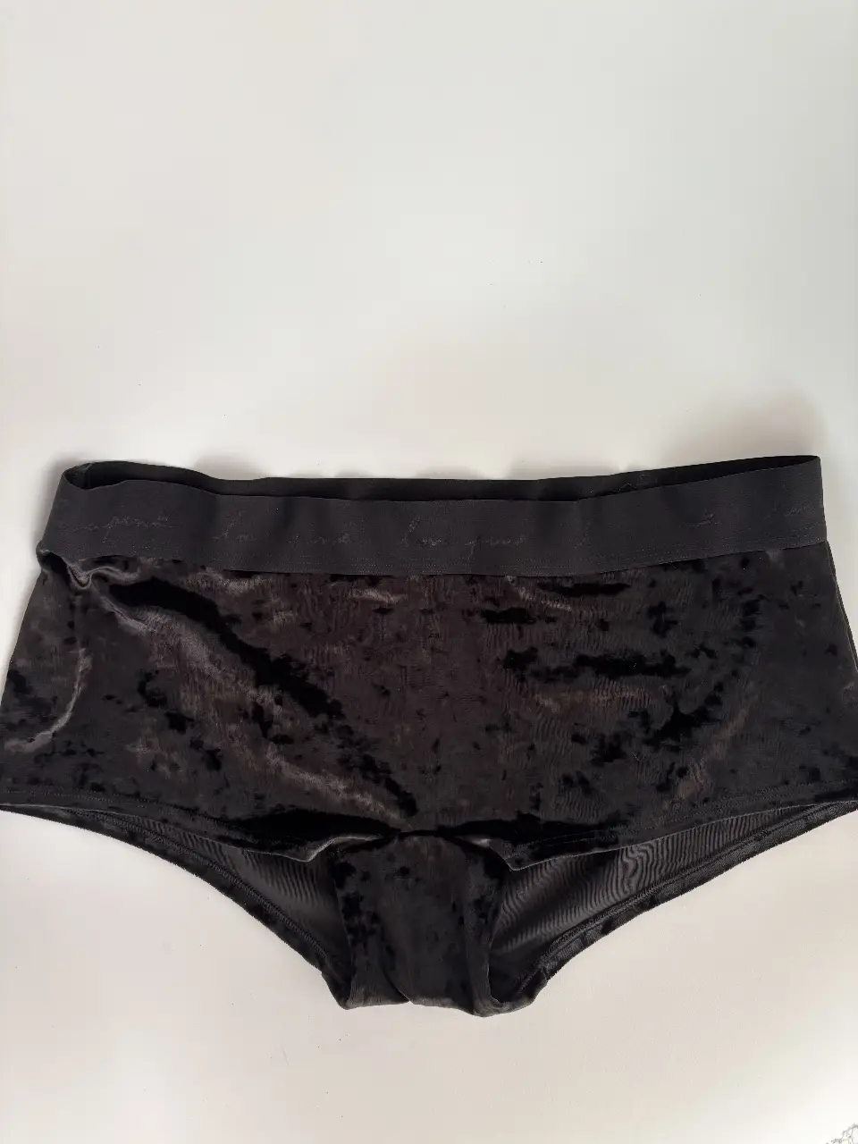 Bombacha de terciopelo negro de la marca PINK de Victoria's Secret nueva! Talle L. Elastiza. Es tipo boxer/boyshort, también puede usarse con un jean tiro bajo asi se ve el elástico. Rondan + de 30k en reventa, super oportunidad!🔥