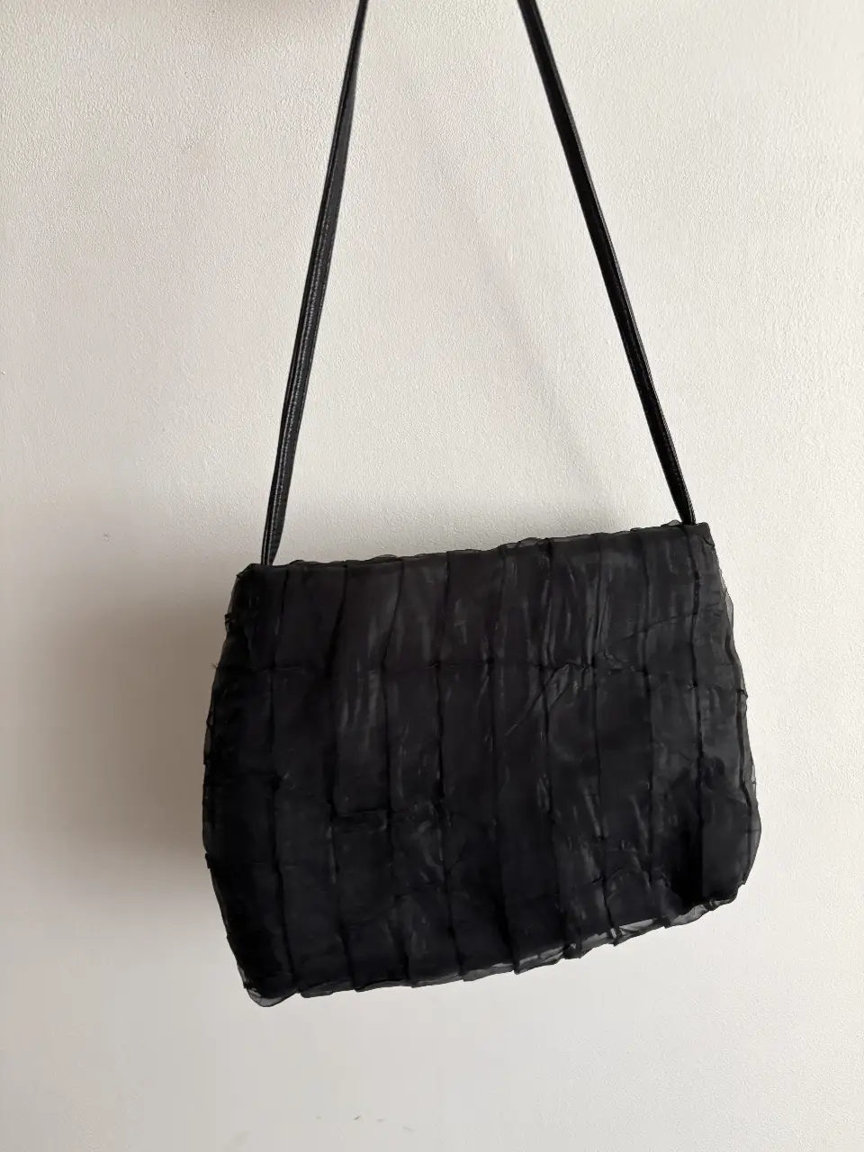 Cartera de hombro negra con diseño plisado estilo minibag. Impecable. Es amplia aunque no parezca. Tiene un bolsillo interno con cierre! 