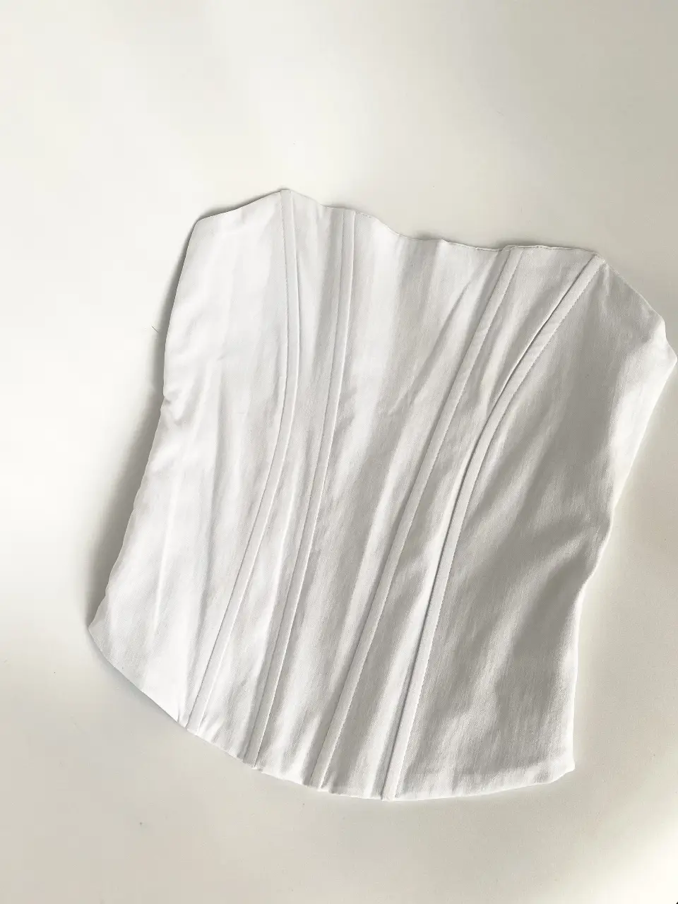 Top corset blanco nuevo, con ballenas y cierre lateral. Ideal para 85/90, como se ve en foto me queda un poco grande de busto (soy 80). Es elastizado y se amolda a tu cuerpo. Ideal con prendas tiro bajo