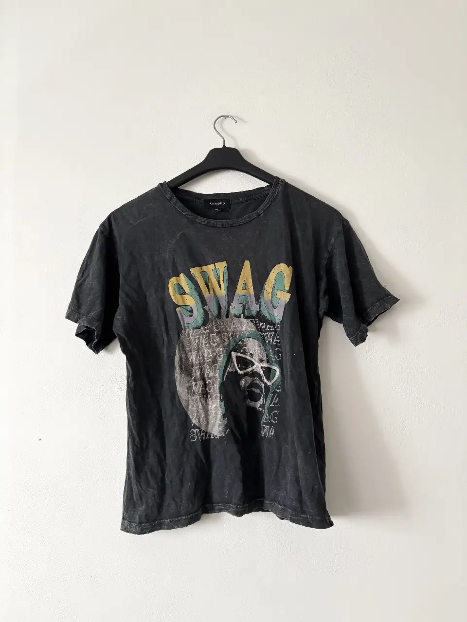 Remera estampada Kosiuko. Con diseño desgastado stonewash, muy canchera! Va bien a 80/85/90. A mi me queda sueltita. La dejo regalada porque no la uso