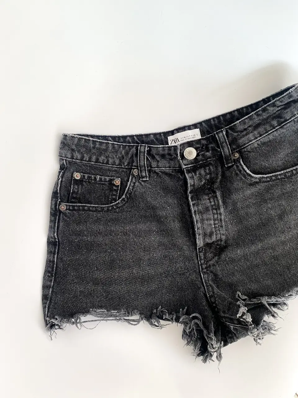 Short de jean negro de mujer Zara, tiro alto/medio, con detalles desflecados en el borde. Estilo negro desgastado, re canchero.  Poco y nada de uso 🔥 Un clásico! Hay medidas al final. La medida verde es totalmente en plano, celeste de costura a costura. Ganga antes de temporada 🫶🏻