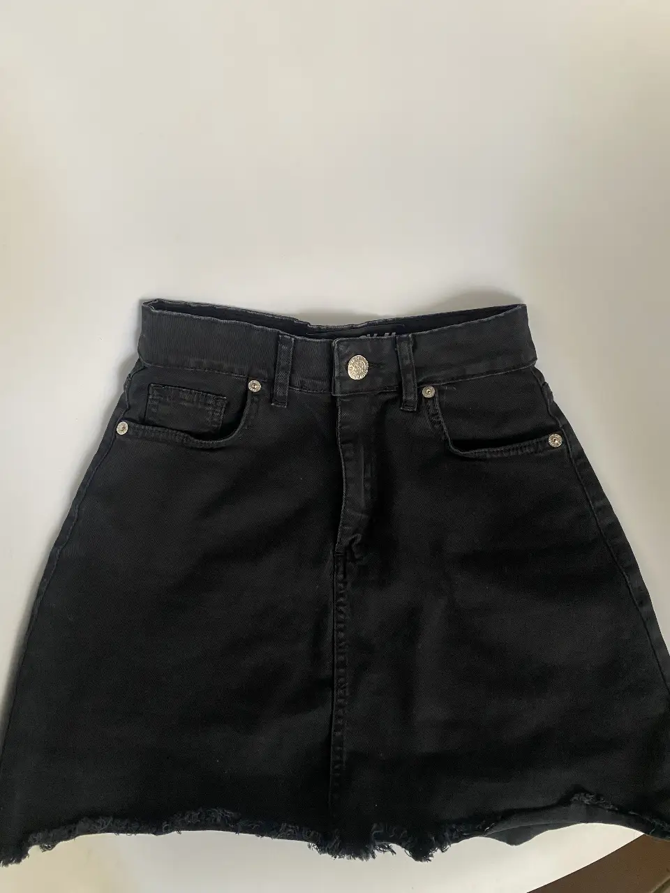 Pollera negra de la marca D-STROY, con detalles de desgaste en el borde inferior. Un clásico! Tiro alto, va en cualquier estación sola o con medias. Es talle 1, vendria a ser XS/S. Hay medidas al final